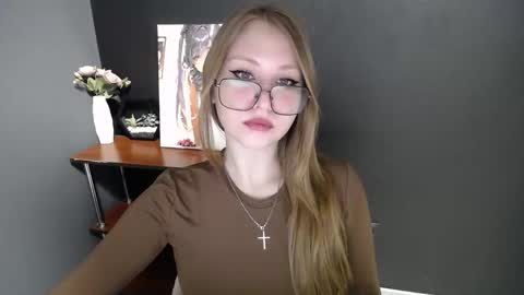 Snapshot of cute_minx chatting on 03/16/26, 07:12 Veronica online show from 03/16/26, 07:12