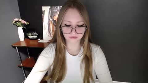 Snapshot of cute_minx chatting on 03/19/26, 07:23 Veronica online show from 03/19/26, 07:23