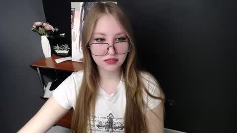 Snapshot of cute_minx chatting on 04/06/26, 06:25 Veronica online show from 04/06/26, 06:25