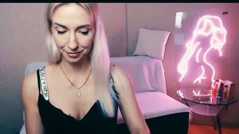 cute_smile_shy online show from 10/21/25, 07:36