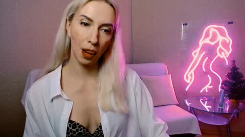 Snapshot of cute_smile_shy chatting on 12/13/25, 10:15 cute_smile_shy online show from 12/13/25, 10:15