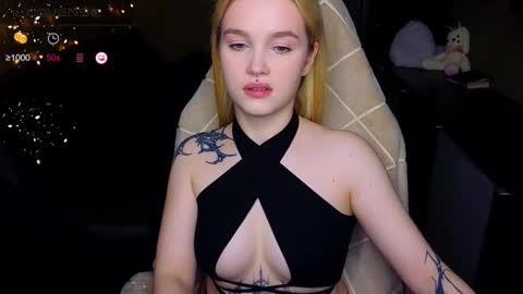 Snapshot of cute_summer_breathe chatting on 11/25/25, 03:01 Sue online show from 11/25/25, 03:01