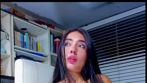 Snapshot of cuteanddesesperate chatting on 01/08/25, 04:12 WANNA SEE MORE OF TWINS online show from 01/08/25, 04:12