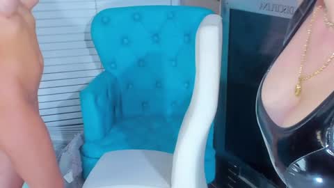 Snapshot of cuteanddesesperate chatting on 02/05/25, 03:55 WANNA SEE MORE OF TWINS online show from 02/05/25, 03:55