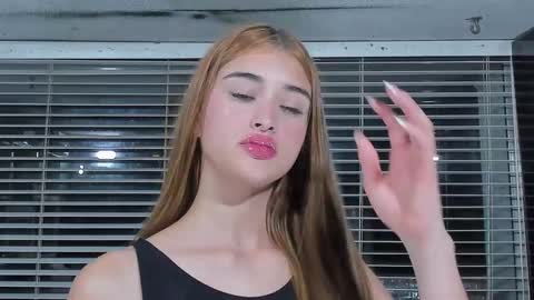 Snapshot of cuteanddesesperate chatting on 02/18/25, 04:37 WANNA SEE MORE OF TWINS online show from 02/18/25, 04:37