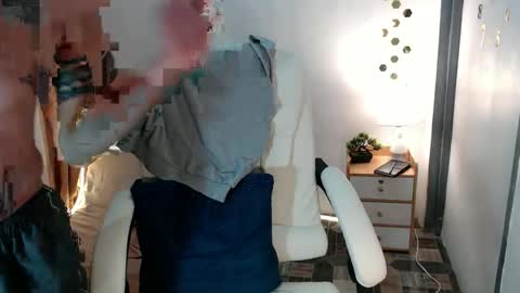 Snapshot of cuteasiancock98 chatting on 01/24/25, 12:10 Steph online show from 01/24/25, 12:10