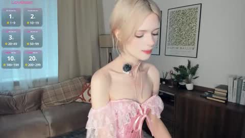 Snapshot of cutebrutality chatting on 11/10/25, 08:13 Alice online show from 11/10/25, 08:13