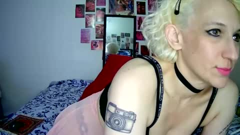 Snapshot of cutefemme chatting on 06/18/26, 03:29 Bella online show from 06/18/26, 03:29