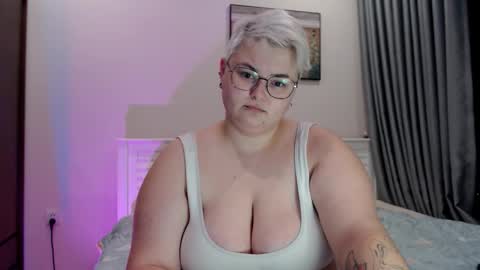 Snapshot of cutie_florence chatting on 10/31/25, 11:44 Sophie Lilith online show from 10/31/25, 11:44