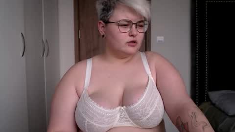 Snapshot of cutie_florence chatting on 11/16/25, 06:30 Sophie Lilith online show from 11/16/25, 06:30