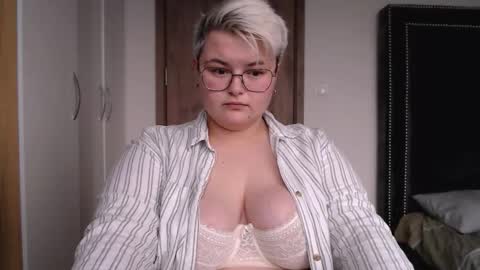 Snapshot of cutie_florence chatting on 11/17/25, 07:14 Sophie Lilith online show from 11/17/25, 07:14