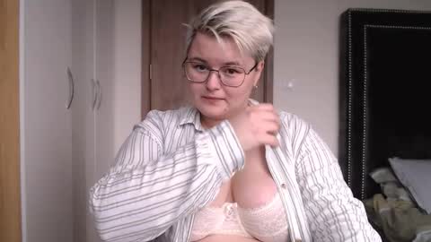 Snapshot of cutie_florence chatting on 11/18/25, 06:07 Sophie Lilith online show from 11/18/25, 06:07