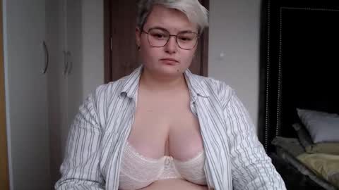 Snapshot of cutie_florence chatting on 11/19/25, 07:19 Sophie Lilith online show from 11/19/25, 07:19