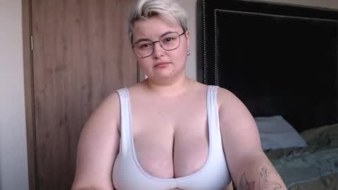 Snapshot of cutie_florence chatting on 11/21/25, 09:19 Sophie Lilith online show from 11/21/25, 09:19