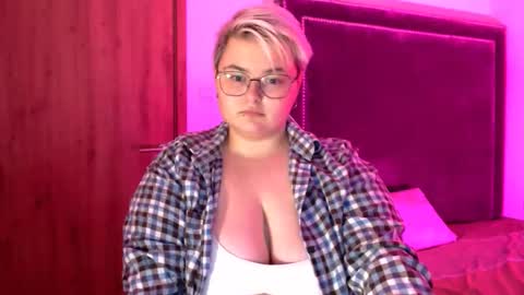 Snapshot of cutie_florence chatting on 11/23/25, 06:30 Sophie Lilith online show from 11/23/25, 06:30