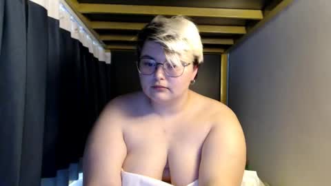 Snapshot of cutie_florence chatting on 04/25/26, 04:26 Sophie Lilith online show from 04/25/26, 04:26