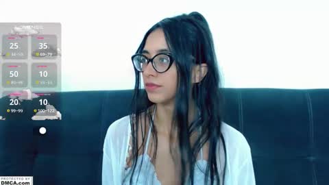 Snapshot of cutte_kitty_ chatting on 11/18/25, 10:31 miss ari online show from 11/18/25, 10:31