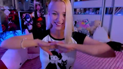 Snapshot of cuttie_ponyy chatting on 03/22/26, 09:18 Nora online show from 03/22/26, 09:18