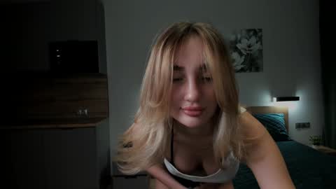 Snapshot of cuttiechloe chatting on 12/18/24, 11:08 CuttieChloe online show from 12/18/24, 11:08