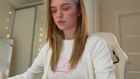 Snapshot of cyberheart_ chatting on 01/06/25, 04:34 EMILY online show from 01/06/25, 04:34