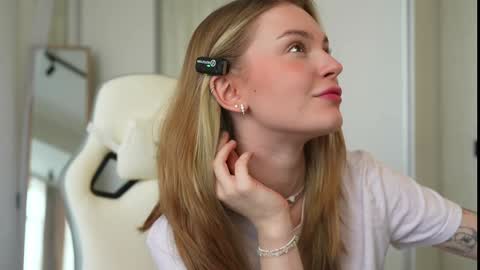 Snapshot of cyberheart_ chatting on 02/05/25, 11:23 EMILY online show from 02/05/25, 11:23