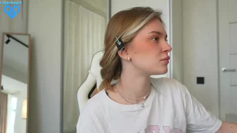 Snapshot of cyberheart_ chatting on 02/12/25, 01:16 EMILY online show from 02/12/25, 01:16