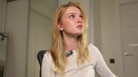 Snapshot of cyberheart_ chatting on 09/08/25, 05:01 EMILY online show from 09/08/25, 05:01