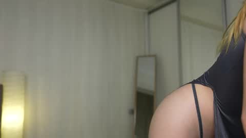 Snapshot of cyberheart_ chatting on 09/22/25, 05:15 EMILY online show from 09/22/25, 05:15