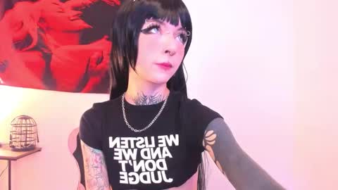 Snapshot of cyberia____________________ chatting on 11/12/25, 02:01 cel I am independent Help me reach 200 thumbs up uwu online show from 11/12/25, 02:01