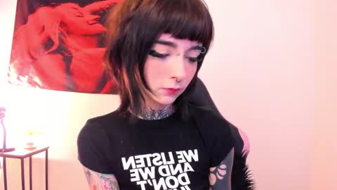 Snapshot of cyberia____________________ chatting on 01/10/26, 04:36 cel I am independent Help me reach 200 thumbs up uwu online show from 01/10/26, 04:36