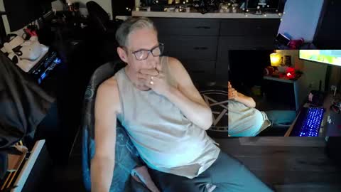 Snapshot of d_j_strokes chatting on 04/26/26, 06:44 Dave online show from 04/26/26, 06:44