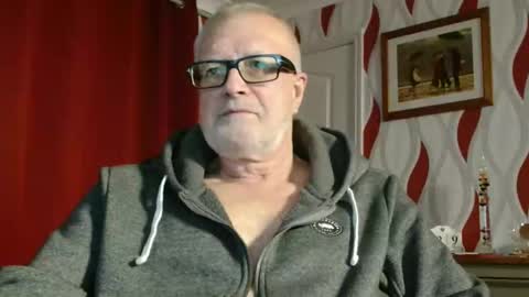 Snapshot of daddiescockforyou chatting on 10/29/25, 09:05 Brian ... online show from 10/29/25, 09:05