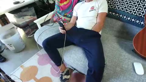 Snapshot of daddycache chatting on 10/16/25, 09:16 bas online show from 10/16/25, 09:16