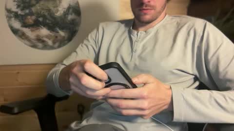 Snapshot of daddydoesit69 chatting on 11/18/25, 05:39 Leo online show from 11/18/25, 05:39