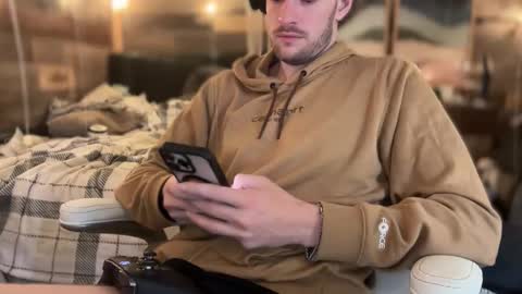 Snapshot of daddydoesit69 chatting on 11/22/25, 10:09 Leo online show from 11/22/25, 10:09