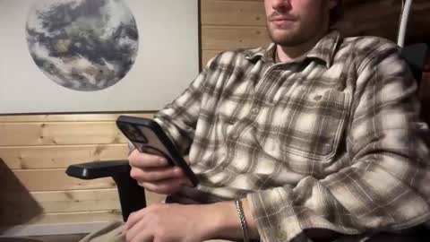 Snapshot of daddydoesit69 chatting on 11/25/25, 10:32 Leo online show from 11/25/25, 10:32