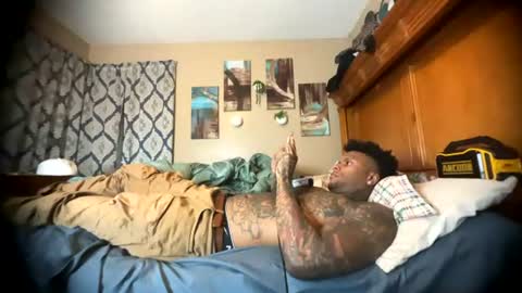 Snapshot of daddyjanimal chatting on 07/12/26, 11:07 sexy tatted king bbc online show from 07/12/26, 11:07