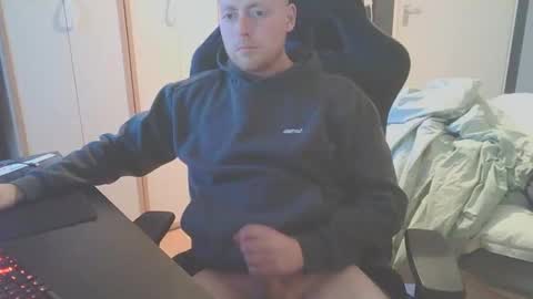 Snapshot of dae5 chatting on 12/14/25, 03:06 Dae5 online show from 12/14/25, 03:06