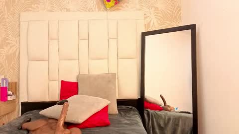 daffnelewis online show from 11/28/25, 11:24