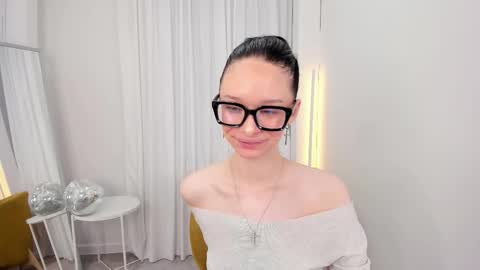 Snapshot of daily_glam chatting on 11/07/25, 12:38 daily_glam online show from 11/07/25, 12:38