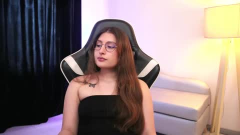 Snapshot of daisha_riley chatting on 09/19/25, 08:20 Lauren            online show from 09/19/25, 08:20