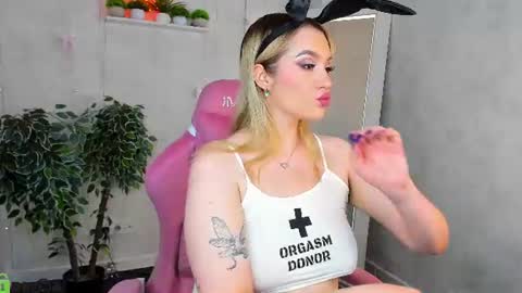 Snapshot of daisy_beckerr chatting on 07/17/26, 05:29 Viickie online show from 07/17/26, 05:29