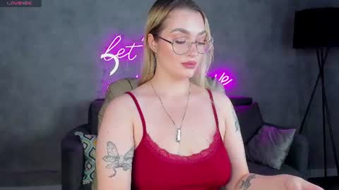 Snapshot of daisy_beckerr chatting on 08/04/26, 09:12 Viickie online show from 08/04/26, 09:12