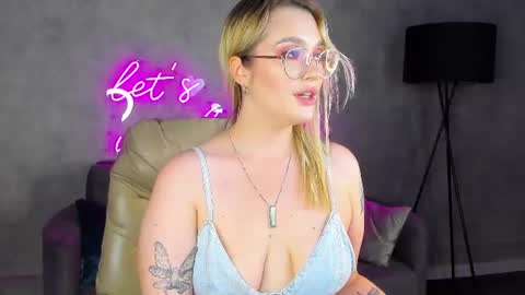 Snapshot of daisy_beckerr chatting on 08/05/26, 09:23 Viickie online show from 08/05/26, 09:23