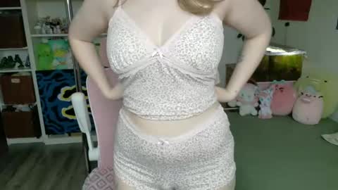 Snapshot of daisy_dollxo chatting on 04/19/26, 06:21 Daisy online show from 04/19/26, 06:21