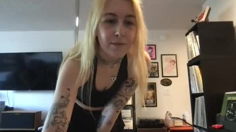 Snapshot of daisymynx chatting on 04/04/26, 11:02 daisymynx online show from 04/04/26, 11:02