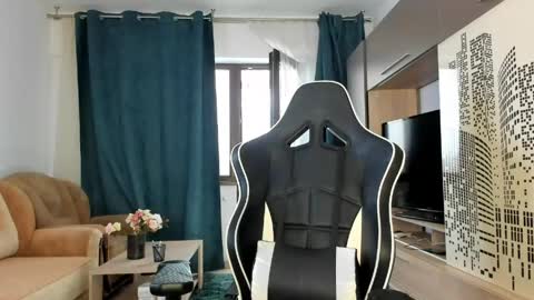 Snapshot of daisysland chatting on 04/15/26, 10:22 Beatrice online show from 04/15/26, 10:22