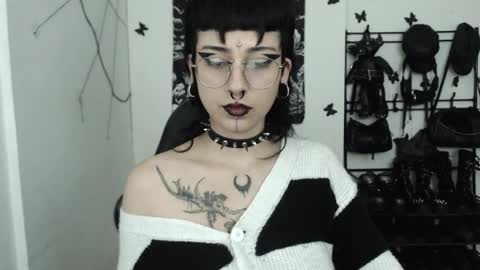 Snapshot of dakota_krall_ chatting on 10/31/25, 10:05 dakota online show from 10/31/25, 10:05