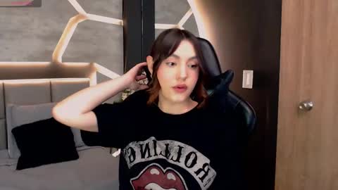 Snapshot of dakotarussell_ chatting on 12/21/25, 01:18 Dakota online show from 12/21/25, 01:18