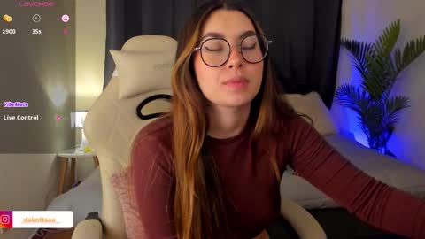 dakottaa__ online show from 11/07/25, 11:49